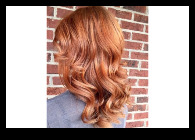 Χάλκινες μπούκλες και κομψά στυλ: Κατακτώντας την υφή των μαλλιών με κόκκινο και καστανόξανθο χρώμα