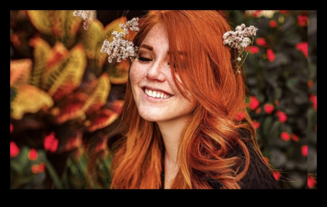 Χάλκινες μπούκλες και κομψά στυλ: Κατακτώντας την υφή των μαλλιών με κόκκινο και καστανόξανθο χρώμα