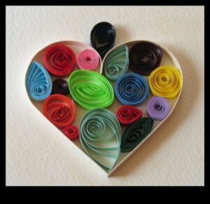 Χειροτεχνία με χάρτινες ταινίες Quilling: Δημιουργία περίπλοκων σχεδίων