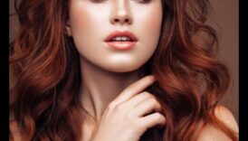 Χάλκινες μπούκλες και κομψά στυλ: Κατακτώντας την υφή των μαλλιών με κόκκινο και καστανόξανθο χρώμα