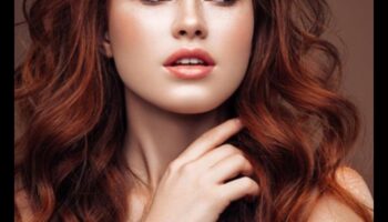 Χάλκινες μπούκλες και κομψά στυλ: Κατακτώντας την υφή των μαλλιών με κόκκινο και καστανόξανθο χρώμα